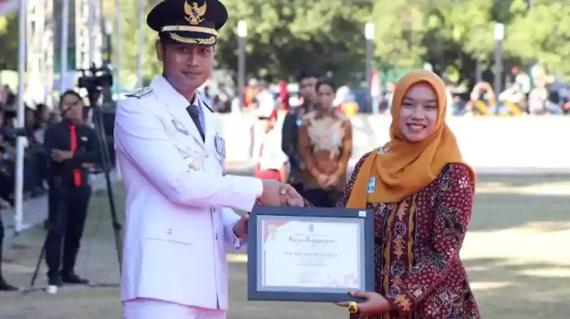 Elis Nur Hayati saat menerima penghargaan oleh Bupati Tuban Aditya Halindra Faridzky.