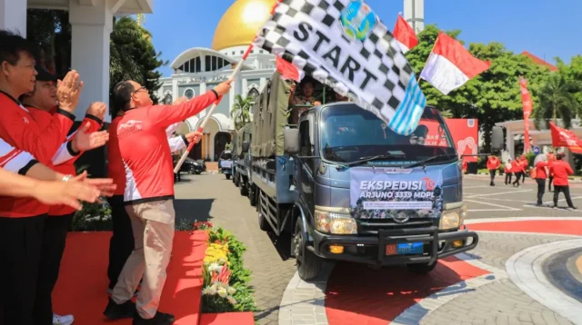 Pj Gubernur Jatim Adhy Karyono saat memberangkatkan tim pendaki "Ekspedisi 79" di Kantor Setda Provinsi Jatim, Surabaya, Kamis (15/8/2024).