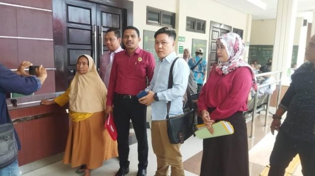 Minati (paling kiri) saat datang ke Pengadilan Negeri Jember
