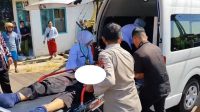Seorang kakek dievakuasi setelah tersambar kereta di pelintasan kereta, Kelurahan Kepel, Kecamatan Bugul Kidul, Kota Pasuruan, Jawa Timur, Kamis (29/8/2024).