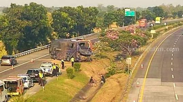 Bus Hino yang mengalami kecelakaan di tol Jombang-Mojokerto, Jumat (16/8/2024)