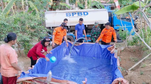Petugas BPBD Trenggalek saat mendistribusikan air bersih ke warga. (Foto: BPBD Trenggalek)