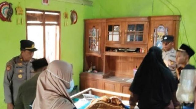 Suasana rumah duka warga tewas tersengat listrik jebakan sawah di Dusun Bendo, Desa Katur, Kecamatan Gayam, Kabupaten Bojonegoro.