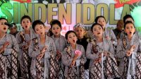 Sejumlah sinden cilik menyanyikan tembang Jawa saat mengikuti lomba Sinden Idola di Kota Batu, Jawa Timur, Sabtu (31/8/2024).