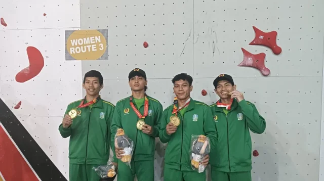 Kontingen dari Jawa Timur yang sukses menggondol medali emas nomor boulder tim putra PON Aceh-Sumatra Utara XXI 2024, di Banda Aceh, Rabu (18/9/2024). (ANTARA/Zuhdiar Laeis)