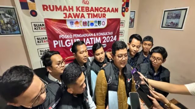 Hizkia Trianto, Koordinator Wilayah V GMKI Jawa Timur di Posko Aduan Pilgub Jatim di Kawasan Jemursari.(beritajatim.com)