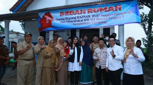 Bupati Banyuwangi Ipuk Fiestiandani saat berkunjung ke salah satu penerima Program Bedah Rumah di Desa Kembiritan.