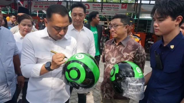peresmian Rumah Padat Karya (RPK) Bengkel Pitstop di SWK Lidah Kulon Surabaya, Jawa Timur, Selasa (24/9/2025). ANTARA/Naufal Ammar Imaduddin