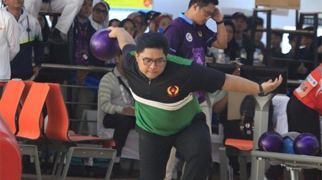 Peboling putra Jatim, melepaskan bola boling di GOR Bowling Disporasu, Medan, Sabtu (14/9/2024). (jatim.tribunnews,com)