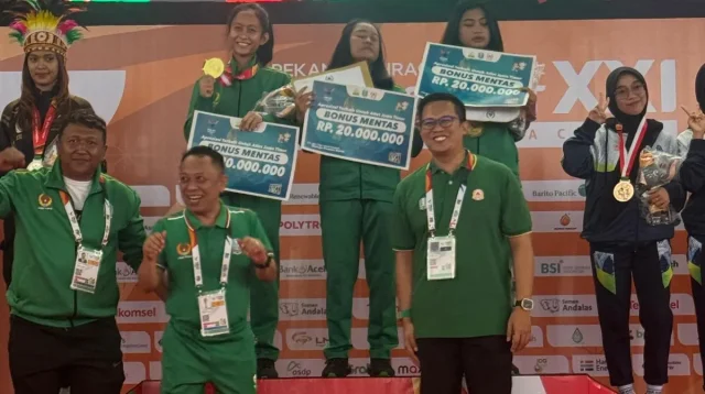 Pelatih muaythai Jawa Timur Soldier Of Fortuna (kiri) bersama Ketua MI Jawa Timur Baso Juherman saat upacara penyerahan medali di cabang olahraga muaythai PON XXI Aceh-Sumut 2024.ANTARA/HO