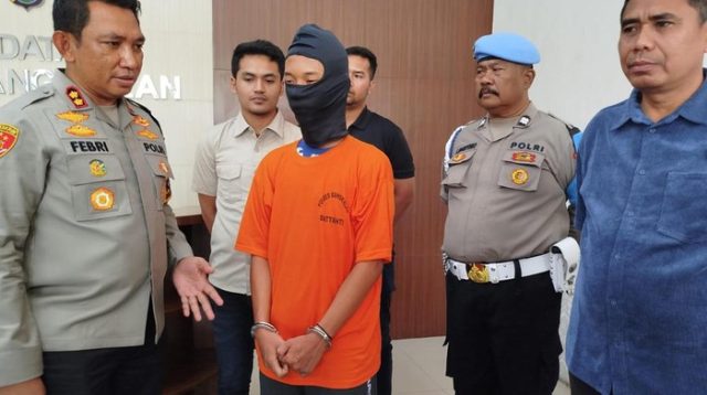 Achmad Fikri Islamuddin (20), mahasiswa Universitas Trunojoyo Madura (UTM) resmi jadi tersangka penganiayaan pacarnya (Foto: Kamaluddin/detikJatim)