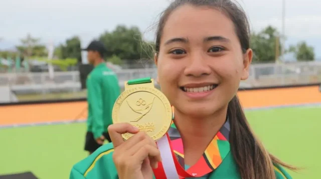 Kartika Winna Shafira berhasil merebut medali emas diikuti atlet DKI Jakarta Bianca Adelyn Salim dengan medali perak dan atlet Jawa Barat Fahra Azqyanka yang meraih medali perunggu. ANTARA FOTO/Syifa Yulinnas/aww (ANTARA FOTO/SYIFA YULINNAS)