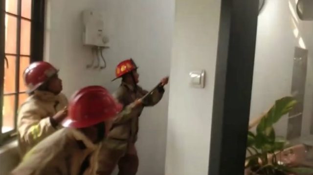 Rumah kepala dinas parriwisata dan Kebudayaan Kabupaten Jember, Jawa Timur Bambang Rudianto di Jalan Teratai terbakar, Kamis (26/9/2024). (jatim.inews.id)