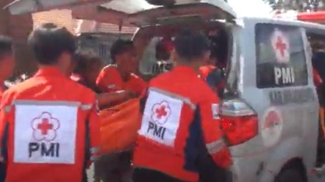 Petugas PMI mengevakuasi jasad pengendara motor yang terjatuh ke trotoar usai terserempet bus di Kabupaten Mojokerto, Minggu (8/9/2024).