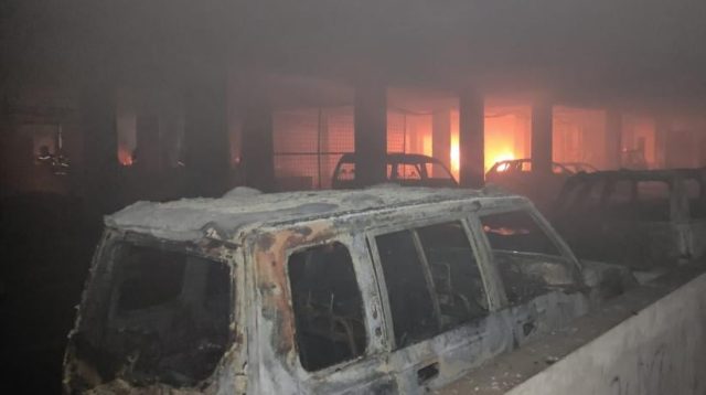 Belasan mobil hangus terbakar dalam peristiwa kebakaran di Pasar Comboran, )Kota Malang Jumat (13/9/2024). ( Foto: MPI)