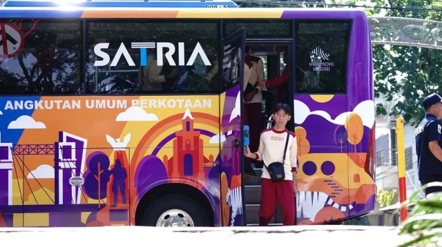 Anak-anak disabilitas naik angkutan umum milik Pemkot Kediri Bus Satria di Kediri, Jawa Timur. (ANTARA/ HO)-Pemkot Kediri (pemkot kediri)