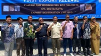 Pj Wali Kota Batu Aries Agung Paewai bersama jajaran terkait melepas kotak ikan berbahan plastik dan kayu milik Delta Raya untuk diekspor ke Meksiko, Senin (14/10/2024). (ANTARA)