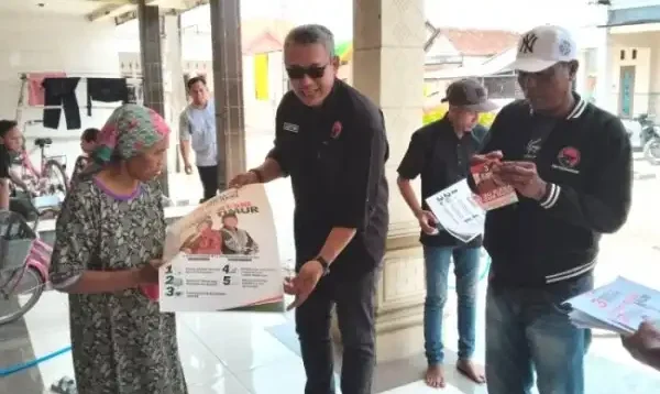 Ahmad Kusrianto Pujiantoro, anggota DPRD Gresik Fraksi PDI-P saat door to door sosialisasi program cagub-cawagub Risma - Gus Hans di wilayah Balongpanggang, Senin (28/10/2024).