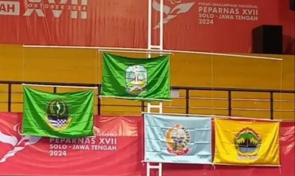 Bendera lambang Jatim berkibar di ajang Peparnas XVII 2024.