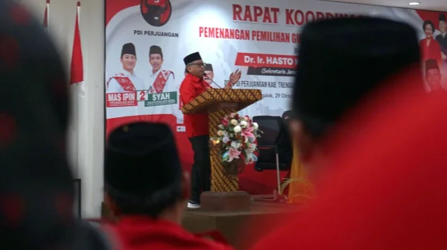 Sekretaris Jenderal DPP PDIP Hasto Kristiyanto berorasi di hadapan ratusan kader dan pengurus DPC PDIP Trenggalek dan Tulungagung di Trenggalek, Jawa Timur, Selasa (29/10/2024). (antara)