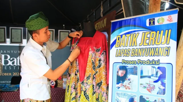 Batik "Jeruji" karya warga binaan Lapas Kelas IIA Banyuwangi, Jatim, dipamerkan di agenda Banyuwangi Batik Festival 2024. ANTARA/HO-Humas Lapas Banyuwangi