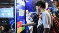 Pengunjung di both Dinas Kominfo Kota Kediri dalam acara Jatim Digifest 2024 di Tuban, Jawa Timur. (ANTARA)