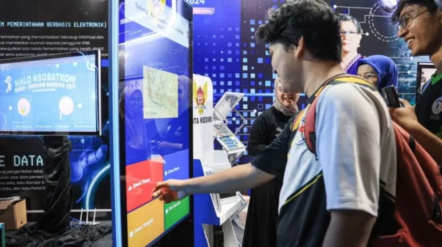 Pengunjung di both Dinas Kominfo Kota Kediri dalam acara Jatim Digifest 2024 di Tuban, Jawa Timur. (ANTARA)
