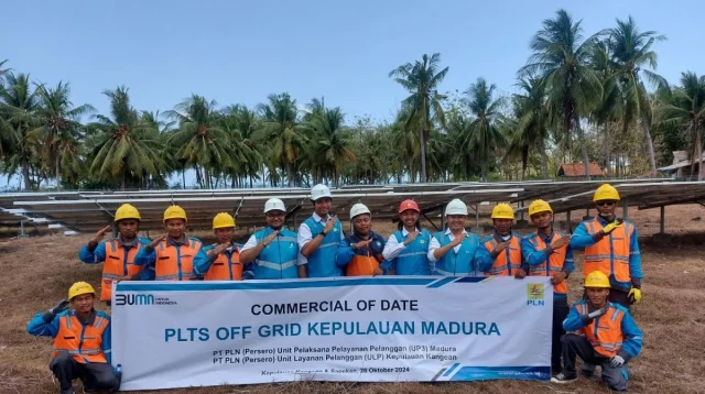 Pengoperasian Pembangkit Listrik Tenaga Surya (PLTS) di empat wilayah Kepulauan Madura yakni Pulau Saseel, Karamian, Pulau Saur dan Pulau Sadulang Kecil, oleh PLN UID Jawa Timur, Senin (28/10/2024). (ANTARA/HO-PLN UID Jatim)