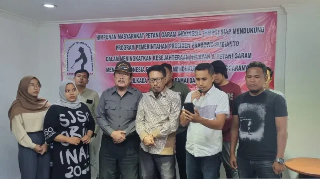 HMPG Jatim saat deklarasi dukungan terhadap Presiden Prabowo Subianto dan Wapres Gibran Rakabuming Raka untuk mewujudkan swasembada garam di Surabaya, Selasa (29/10/2024). (ANTARA)