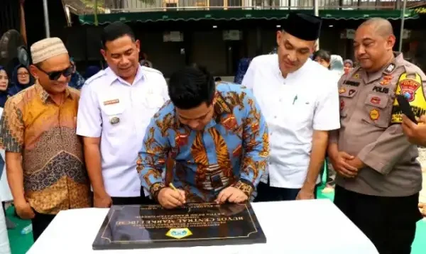 Ketua DPRD Gresik Muhammad Syahrul Munir (tengah) ketika tandatangan sebagai tanda peresmian Buyos Desa Yosowilangun, Kecamatan Manyar, Gresik, Rabu (16/10/2024).