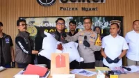 Konferensi pers di media center polres ngawi ungkap penipuan online.(foto polres ngawi)