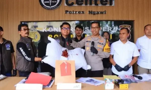 Konferensi pers di media center polres ngawi ungkap penipuan online.(foto polres ngawi)