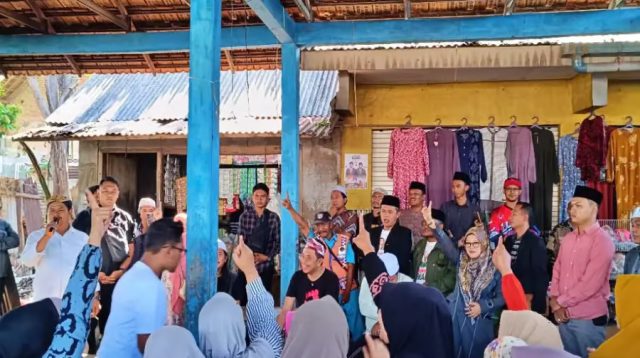 Paslon RAHMAD saat blusukan ke pasar tradisional Kecamatan Wringin, Bondowoso, Rabu (9/10/2024). (beritajatim.com)