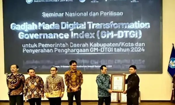 Pemkot Surabaya Raih Penghargaan dari UGM.