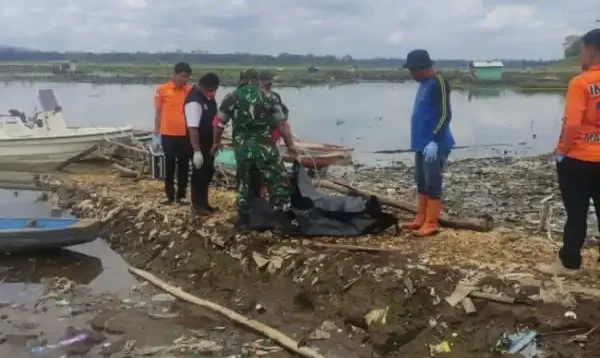 Personel gabungan saat mengevakuasi jenazah lansia bernama Achmad Tamri yang ditemukan di Bendungan wilayah Kecamatan Sumberpucung pada Senin (21/10/2024), korban dilaporkan hanyut di aliran Sungai Sukun yang berlokasi di Kecamatan Kepanjen pada 24 September 2024 lalu. (Foto: Tagana for JatimTIMES)