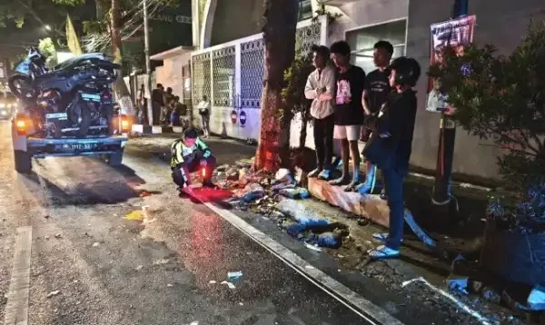 Petugas saat melakukan olah TKP di di Jalan MT Haryono, Kecamatan Lowokwaru, Kota Malang, Jumat (25/10/2024).