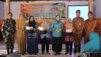 Pjs Ketua TP PKK Kabupaten Kediri saat mengikuti sosialisasi dalam TMMD Kodim 0809.