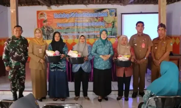 Pjs Ketua TP PKK Kabupaten Kediri saat mengikuti sosialisasi dalam TMMD Kodim 0809.