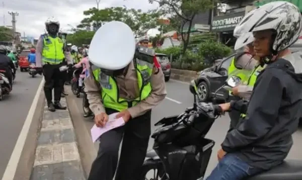 Potret seorang pengendara ditilang oleh polisi. (Foto: Zona Honda)