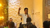 Calon Bupati Sidoarjo, Subandi, mengadakan diskusi terbuka bersama anak-anak muda Sidoarjo.(beritajatim.com)