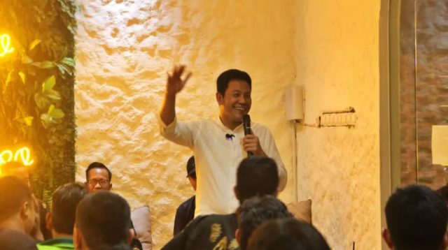 Calon Bupati Sidoarjo, Subandi, mengadakan diskusi terbuka bersama anak-anak muda Sidoarjo.(beritajatim.com)