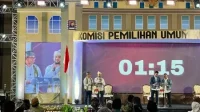 Tiga paslon saat debat pertama calon wali kota dan wakil wali kota Batu Pilkada 2024 di Golden Tulip Holland Resort, Kota Batu, Senin (21/10/2024) malam. (Foto: Irsya Richa/JatimTIMES)
