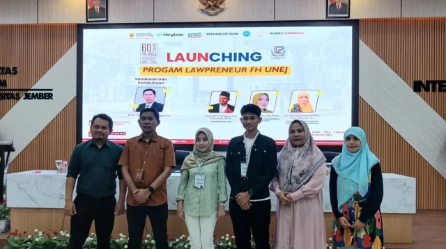Dekan FH Unej Prof. Bayu Dwi Anggono bersama perwakilan mahasiswa dan narasumber dalam peluncuran LawPreneur di ruangan Balai Ilmu FH Unej, Jumat (4/10/2024). (jatim.antaranews.com)