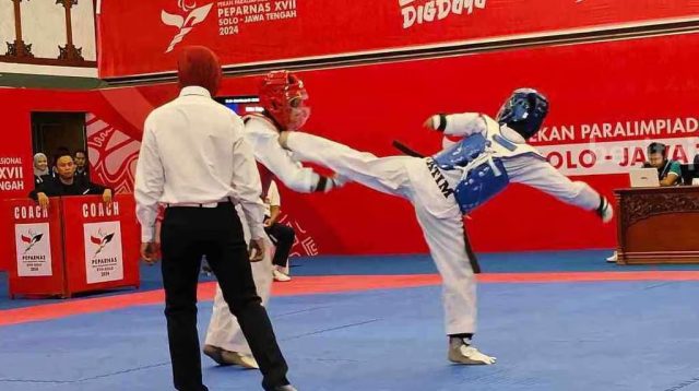 Ria Yulianti (biru) saat mengalahkan Mila Sapriani dari Sumatera Utara pada babak semifinal kemarin.(beritajatim.com)