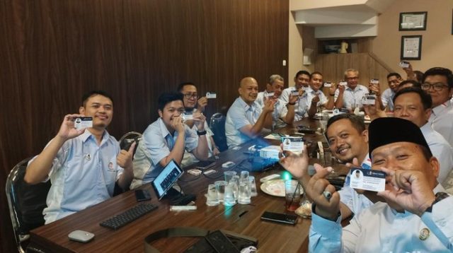 Anggota Gibran Center DPW Jawa Timur menunjukkan KTA saat peluncuran KTA digital di Surabaya. (detik.com)