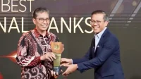 Bank Jatim menerima penghargaan dari CNBC Indonesia.