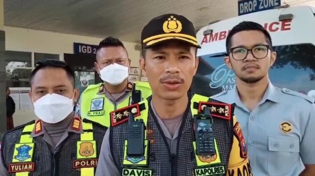 Kapolres Pasuruan Kota AKBP Davis Busin saat berikan keterangan terkait kecelakaan menewaskan lima orang di Tol Pasuruan-Probolinggo (Paspro) Km 814, tepatnya di Desa Cukur Gondang, Kecamatan Grati, Pasuruan, Jawa Timur. (Foto: iNews)