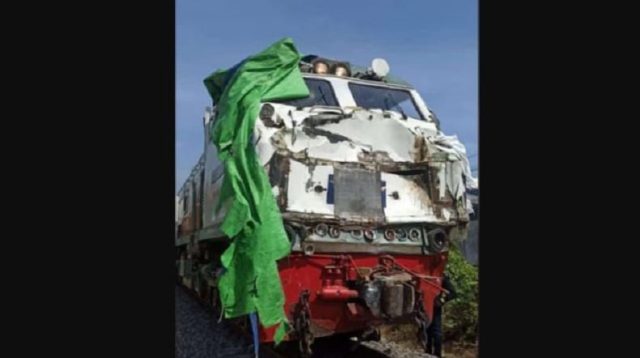 Kereta Api Pandalungan relasi Gambir-Jember yang ringsek usai menabrak truk pengakut pakan ayam di Probolinggo. (jatim.inews.id)