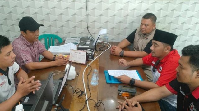 LSM LIRA saat melaporkan salah satu bakal cawabup Probolinggo yang diduga memalsukan LHKPN. (detik.com)