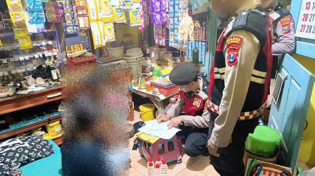 Polisi saat mendata penjual miras jenis arak di Situbondo.